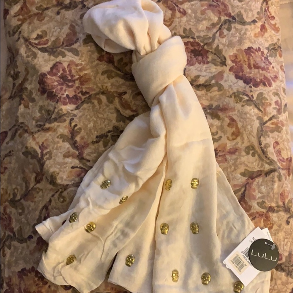 LuLu’s Ivory Scarf w/gold studs 🤎💀